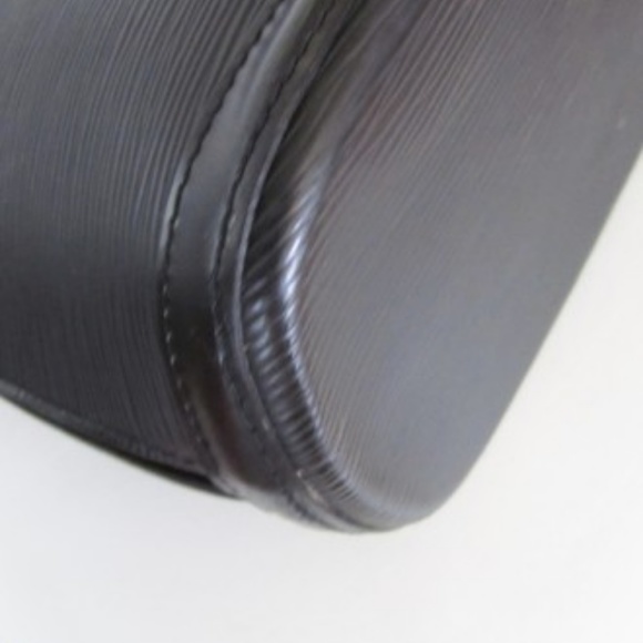 SOLD! AUTH. Louis Vuitton Epi Lussac - Picture 3 of 8